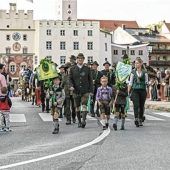 Traditioneller Festzug durch die Altstadt und das Burgerfeld