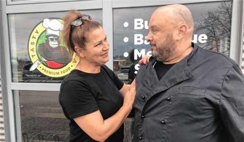 Der Gorilla ist wieder da: Steven Keller und Belli Nikolic schmeißen das Restaurant im Kino. Hinter Keller liegen harte Corona-Jahre. Foto  Honervogt