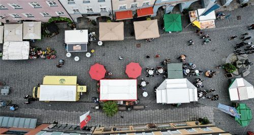 Der Grüne Markt in Rosenheim soll attraktiver werden. In einer Pilotphase soll dazu unter anderem der Ludwigsplatz samstags für den Autoverkehr gesperrt werden.Foto Thomas Schiwiora