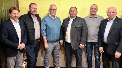 Der Hauptverein des TSV Ampfing wählte neu: (von links) Bürgermeister Josef Grundner, Manfred Fischer – Kassier,Michael Fischer – Zweiter Vorsitzender, Stefan Gillhuber – Erster Vorsitzender, Rainer Himmelsbach – Sportreferent, und Zweiter Bürgermeister Günter Hargasser. Foto stettner