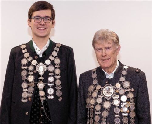 Der Jugendkönig der Schützengesellschaft Mößling Matthias Schrems (links) und Schützenkönig Josef Bruckmaier. Foto Schillmaier