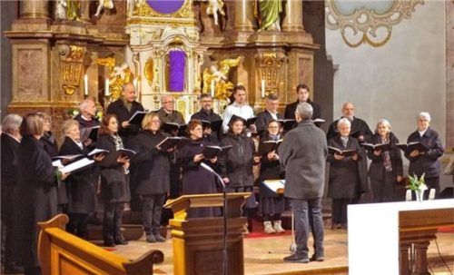 Der Kirchenchor Siegsdorf unter der Leitung von Patrik Pföß beim Konzert vor dem Hochaltar der Siegsdorfer Pfarrkirche. Foto Kammer