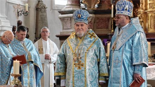 Der Metropolit und Erzbischof der Erzdiözese Ternopil/Ukraine Vasyl Semenyuk, (links) und Weihbischof Volodymyr Firman in der Priener PfarrkircheFoto Rehberg