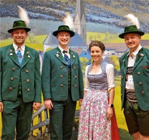 Der neu gewählte Vorstand des Trachtenvereins Siegsdorf mit dem (von links) Vorsitzenden Martin Gimpl, Schriftführer Sebastian Egger sowie Kassenwartin Martina Bauer und stellvertretendem Vorsitzenden Simon Voit.Foto  Krammer