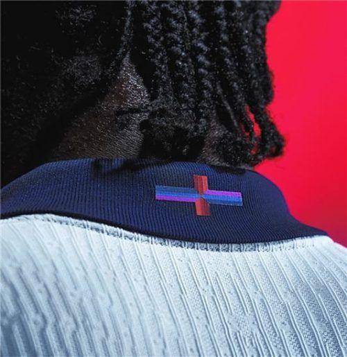 Der neue Ausrüster Nike macht sich übrigens gerade in England unbeliebt. Der US-Konzern hatte das (traditionell rote) St.-Georgs-Kreuz auf dem neuen englischen Nationaltrikot kurzerhand um Blau- und Lilatöne erweitert – zum Unmut vieler Politiker und Fans. Foto dpa