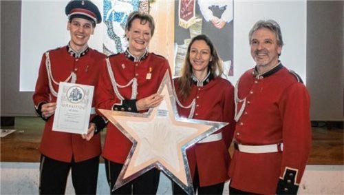 Der neue „Silver Star“ des Spielmanns- und Fanfarenzuges Beyharting heißt Gabi Schweiger (Zweite von links). Bei der Würdigung waren (von links) Florian Dunker, Vorsitzende Nicole Schnitzenbaumer und Bernhard Schweiger dabei. Foto Stache