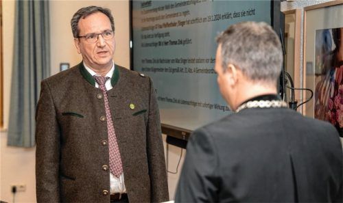 Der neue ÜW-Rat Thomas Zink wird von Bürgermeister Max Singer vereidigt.Foto Kriechbaumer