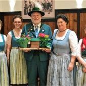 Trachtenverein Siegsdorf zollt verdienten Mitgliedern Respekt