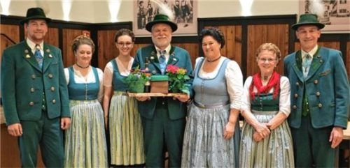 Der neue Vorsitzende Martin Gimpl (von links) überreichte gemeinsam mit den Dirndlvertreterinnen Maria Beer und Theresa Gutsjahr Geschenke an Sepp Geisreiter sowie an die ausgeschiedenen Ausschussmitglieder Michaela Geisreiter, Agnes Emmer und Sepp Kumminger. Foto Krammer