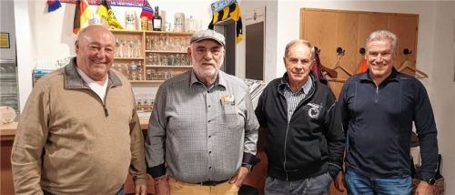 Der neue Vorstand der Eisstockschützen: Zweiter Vorsitzender Johann Leutner, Vorsitzender Ludwig Westermeier, Kassier Huber Leutner und Schriftführer Theo Fischer

Foto  Westermeier