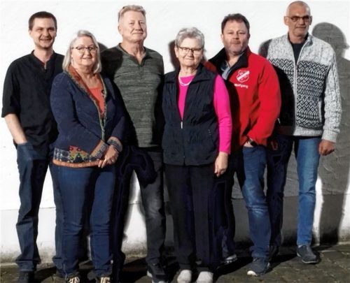 Der neue Vorstand der Stockschützen besteht aus: (von links) Stefan Aicher, Annemarie Fellermayr, Hans Neumeier, Annemarie Mittermeier, Wolfgang Dürnecker und Thomas Eder.Foto voggenauer