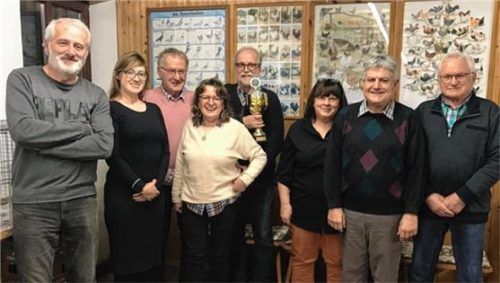 Der neue Vorstand des Kleintierzuchtvereins: (von links) Christof Lehrhuber, Patricia Büchner, Werner Berggold, Therese Lettl, Sepp Lettl, Gaby Holzhauser, Matthias Holzhauser und Georg Glück. Foto huber
