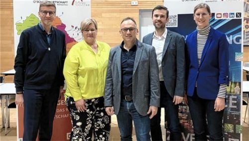 Der neue Vorstand des Netzwerks SchuleWirtschaft mit Kooperationspartner Lernen vor Ort: (von links) Florian Brand, Sparkasse Altötting-Mühldorf, Beate Hager, SchuleWirtschaft-Expertin, Claudius Rychlik, Mittelschule Ampfing, Alexander Ruß, Franz-Liszt-Mittelschule Waldkraiburg, und Dr. Carolin Jürgens, Lernen vor Ort.