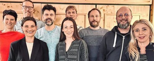 Der neue Vorstand des Vereins: (von links) Kathrin Sedlmeir, Sebastian Knözinger, Julia Urban, Wolfgang Sedlmeir, Yesim Dell’Anna, Andreas Hengstebeck, Tobias Ihm, Rainer Pannenberg und Andrea Anner. Foto  Bühnenkunst Förderer