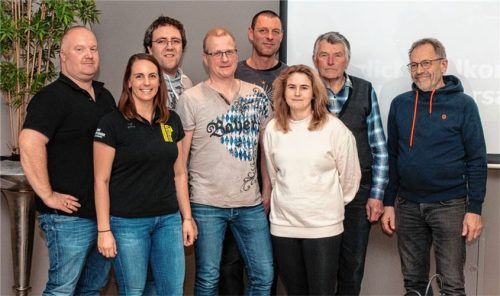Der neue Vorstand mit allen Tourenleitern: (von links) Fabian Fraundorfer, Sandra Lechertshuber, Tobias Aigner, Bernhard Manetsberger, Peter Windsperger, Marina Pösel, Sepp Stangl und Walter Riepl. Foto RE