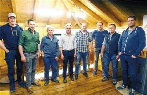 Der neue Vorstand mit (von links) Beisitzer Josef Obermüller, Kassenprüfer Markus Holdinger und Jakob Linner, Vorsitzender Lorenz Stockinger, Stellvertreter Fritz Perl, Beisitzer Martin Weidacher, Schriftführer Hans Wöhrer und Kassier Martin Mayer wurde gewählt. Foto  Hötzelsperger