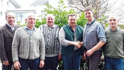 Der neue Vorstand setzt sich aus (von links) Georg Schnitzenbaumer, Thomas Schwaiger und Josef Lebmeier sowie Vorsitzendem Franz Schnaiter (Zweiter von rechts) und Hans Raab (rechts) zusammen. Der bisherige Vorsitzende, Engelbert Fuchs (Dritter von rechts), gratulierte.Foto Hötzelsperger