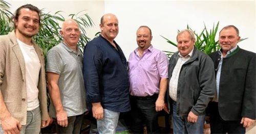 Der neue Vorstand: (von links) Schriftführer Matthias Berghammer, Kassier Sebastian Bruckeder, Vorsitzender Franz Attenhauser, Zweiter Vorsitzender Markus Wagenspöck sowie die Beisitzer Georg Oberbacher und Josef Edtmüller.Foto re