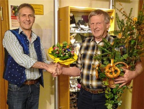 Der neugewählte Jagdvorsteher Hans Loitfelder (links) überreicht seinem Vorgänger Peter Mayer einen Geschenkkorb.Foto re