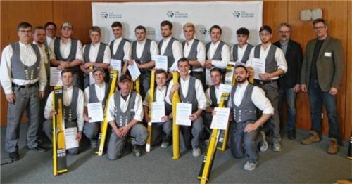 Der Obermeister der Bauinnung Mühldorf/Altötting, Peter Heiß (links), mit dem Lehrgangsbesten, Nico Bolling (hinten, Vierter von rechts), von der Bauinnung Landshut. Benno Kröll (vorne, Zweiter von links) von der Bauinnung Mühldorf/Altötting nahm am zweiwöchigen Kurs in München teil.Foto bauinnung