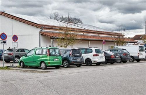 Der Parkplatz des Dorfladens wird oft nicht nur von Kunden genutzt. Zunehmend stellen dort Anwohner ihre Fahrzeuge längere Zeit ab. Foto Kretschko