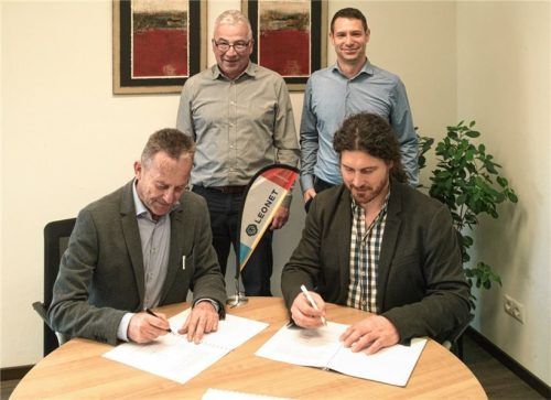 Der Reichertsheimer Bürgermeister und VG-Vorsitzende Franz Stein (links) und sein Amtskollege Christoph Greißl (rechts) als Kirchdorfer Bürgermeister unterzeichnen den Vertrag. Mit dabei sind der Breitbandpate Josef Kern (hinten links) und Kommunalbetreuer Peter Krüger.Foto  Günster