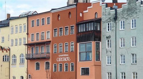 Der rote Anstrich soll bleiben, der präsente Schriftzug „Gewandhaus Gruber“ weichen und in dezenter Art und Weise nach rechts unter das große Fenster versetzt werden. Foto mb