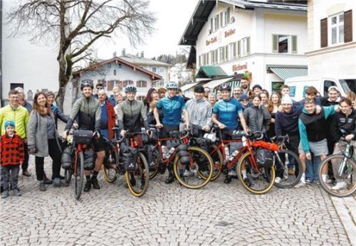 Der Start des Quartetts in Prien begann mit einer Verabschiedung von Freunden, Verwandten und Schaulustigen. Foto  Freund