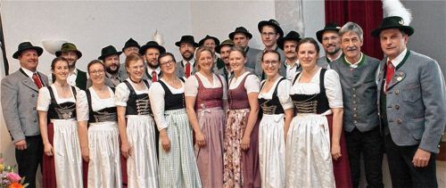 Der Vorsitzende Andreas Neichl (links) und sein Stellvertreter Harry Medl rahmen den neu gewählten Vorstand mit allen Ausschussmitgliedern ein. Foto Trachtenverein