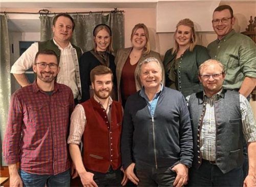 Der Vorstand der Musikkapelle (vorne, von links) Kassier Franz Leidl, Notenwart Valentin Lenz, Dirigent Bernd Eutermoser und Zweiter Dirigent Florian Paul sowie (hinten, von links) Vorsitzender Georg Spatzier, Schriftführerin Rebecca Wolfrum, Jugendleiterin Barbara Brunner, Zweite Jugendleiterin Gertraud Leitner und Zweiter Vorsitzender Hans Astner.