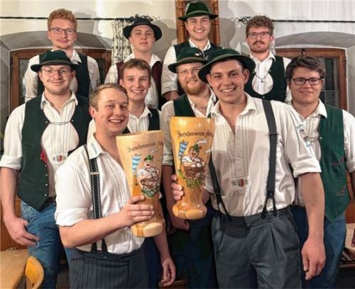 Der Vorstand des Burschenvereins Götting setzt sich zusammen aus: (hinten von links) Thomas Fehr, Leonhard Mayer, Fabian Peinhofer und Lorenz Fehr sowie (Mitte von links) Anian Kößler, Florian Peinhofer, Andreas Bichler und Johannes Gruber sowie (vorne von links) Thomas Linke und Markus Treff.Foto re