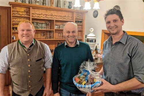Der Zweite Vorsitzende Lorenz Böglmüller (von links) dankt Josef Moosmüller für seine langjährige Arbeit als Kassier. Einen Geschenkkorb gibt es vom Ersten Vorsitzenden Franz Schnaiter junior.Foto Michael Hötzelsperger