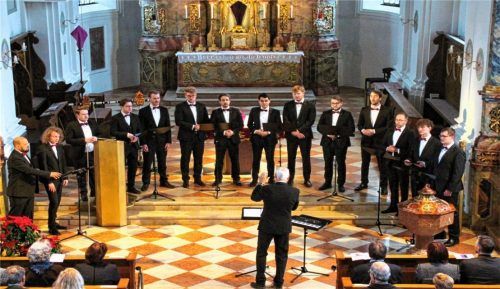 Der Zwischenstopp des „Renner Ensemble Regensburg“ unter der Leitung von Roland Büchner bescherte zahlreichenZuhörern in der Auer Pfarrkirche einen unvergesslichen Abend. Foto Strim