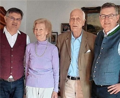 Diakon Günter Schmitzberger (links) und Samerbergs Bürgermeister Georg Huber (rechts) gratulieren Maria Götzmann (hier mit ihrem Mann Jürgen) zum 90. Geburtstag. Foto re