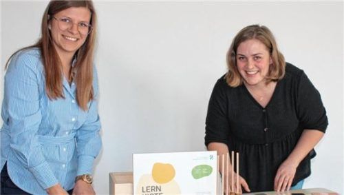 Die AELF-Fachlehrerinnen Veronika Niebler (links) und Elisabeth Rosenhuber packen die Lernkiste aus und freuen sich auf die nächsten Schulklassen, mit denen sie die Aufgaben lösen.Foto Amt für Ernährung, landwirtschaft und forsten