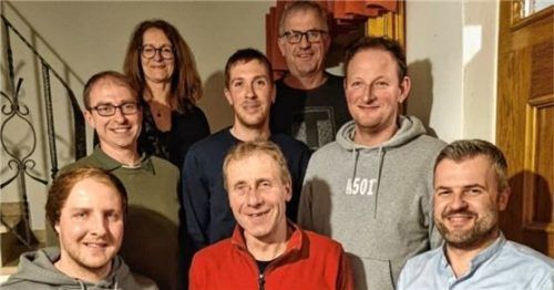 Die aktuelle Vorstandschaft: (unten, von links) Tobias Wittmann, Franz Zieglgänsberger und Robert Löw mit (Mitte, von links) Christian Mayerhofer, Simon Emehrer und Rupert Staudhammer junior sowie (oben, von links) Bürgermeisterin Anna Meier und Ferdinand Kaltner.Foto re