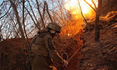Die Auseinandersetzungen in der Ukraine sind zu einem verlustreichen Stellungskrieg erstarrt. Das Bild zeigt einen ukrainischen Soldaten, der einen Mörser abfeuert. Foto dpa