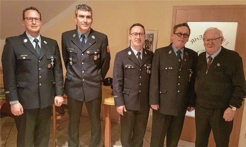 Die ausgezeichneten Floriansjünger bei der Feuerwehr Feichten: (von links) Kommandant Andreas Wimmer, Zweiter Vorsitzender Manfred Eder, Zweiter Kommandant Helmut Hüttner, Vorsitzender Hermann Wimmer und Ehrenkommandant Werner Wimmer.Foto huber