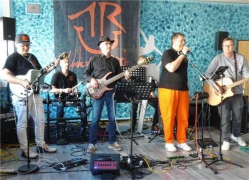 Die Band „U1R“ spielte zur Unterhaltung beim Tag der offenen Tür im „Freiraum 36“.