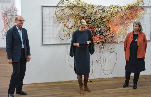 Die Begrüßung zur Vernissage erfolgte vor dem Werk „Alle Grenzen dieser Erde“: (von links) Dr. Johannes Nathan,Dr. Olena Balun vom Kunstverein und die ausstellende Künstlerin Susanne Kessler.Foto friedrich