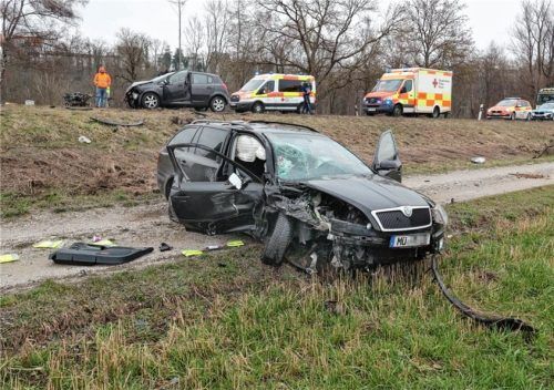 Die beiden Autos wurden bei dem Frontal-Crash auf der St2550 bei Altmühldorf völlig zerstört, die Fahrer schwer verletzt. Foto fib/Eß