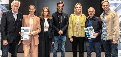 Die beiden Preisträgerfamilien des diesjährigen Stephanskirchner Baukulturpreises: Links neben Bürgermeister Karl Mair (Mitte) Dr. Willi Triltsch mit Ehefrau Marina Triltsch und Tochter Lisa-Sophie S. Amiri in der Mitte. Rechts Werner Böck (Mitte) mit Ehefrau Elfriede sowie Sohn Maximilian Böck.Foto thomae