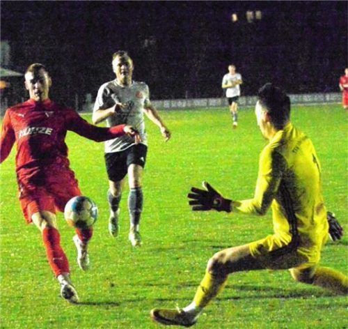 Die beste Gelegenheit im gesamten Spiel: Lennard Schweder (links) taucht alleine vor Rosenheims Alin Goia auf, bringt den Ball aber nicht aufs Tor.Foto Franz Ruprecht