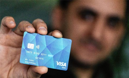 Die Bezahlkarte für Asylbewerber wird aussehen wie jede andere Bankkarte. Foto dpa Philipp von Ditfurth