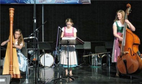 Die „Boarische Musi“ brachte auf ihren Instrumenten Heimatklänge in die Aula. Fotos  Baumann