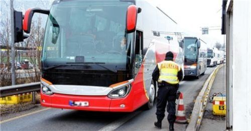 Die Bundespolizei kontrolliert Reisebusse am Grenzübergang Kiefersfelden. Foto Bundespolizeiinspektion Rosenheim