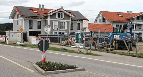 Die Bushaltestelle an der Staatsstraße 2093 Rosenheimer Straße/Ecke Blumenstraße wird barrierefrei umgebaut. Auch die Arbeiten zum Ausbau der Blumenstraße haben begonnen. Foto Rehberg