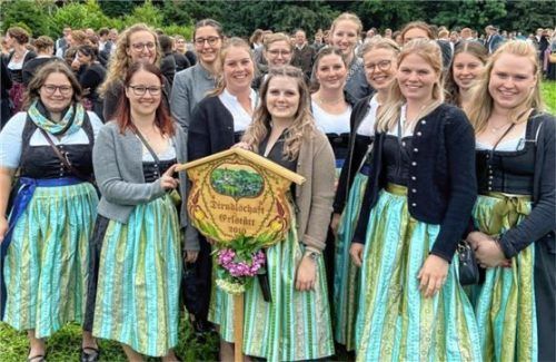 Die Dirndlschaft Erlstätt ist mit dem eigenen Taferl auf zahlreichen Festen vertreten.Foto Müller