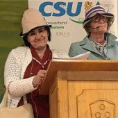 Rosi Hell und Brigitte Sperger begeistern als Dorf-Ratschen