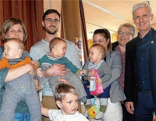 Die Drillinge Charlotte (von links), Valentina und Rosalie Gmeindl mit den Eltern Bernadette und Johannes sowie Sozialreferentin Bernadette Rost werden von den Bürgermeistern Anita Meisl und Thomas Schmidinger begrüßt. Foto unterforsthuber